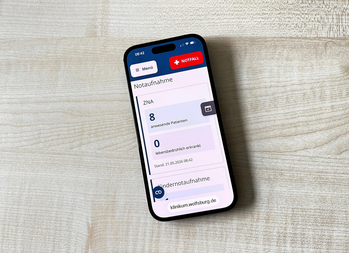Smartphone mit der Echtzeitanzeige zur Auslastung der Wolfsburger Notfallaufnahmen.