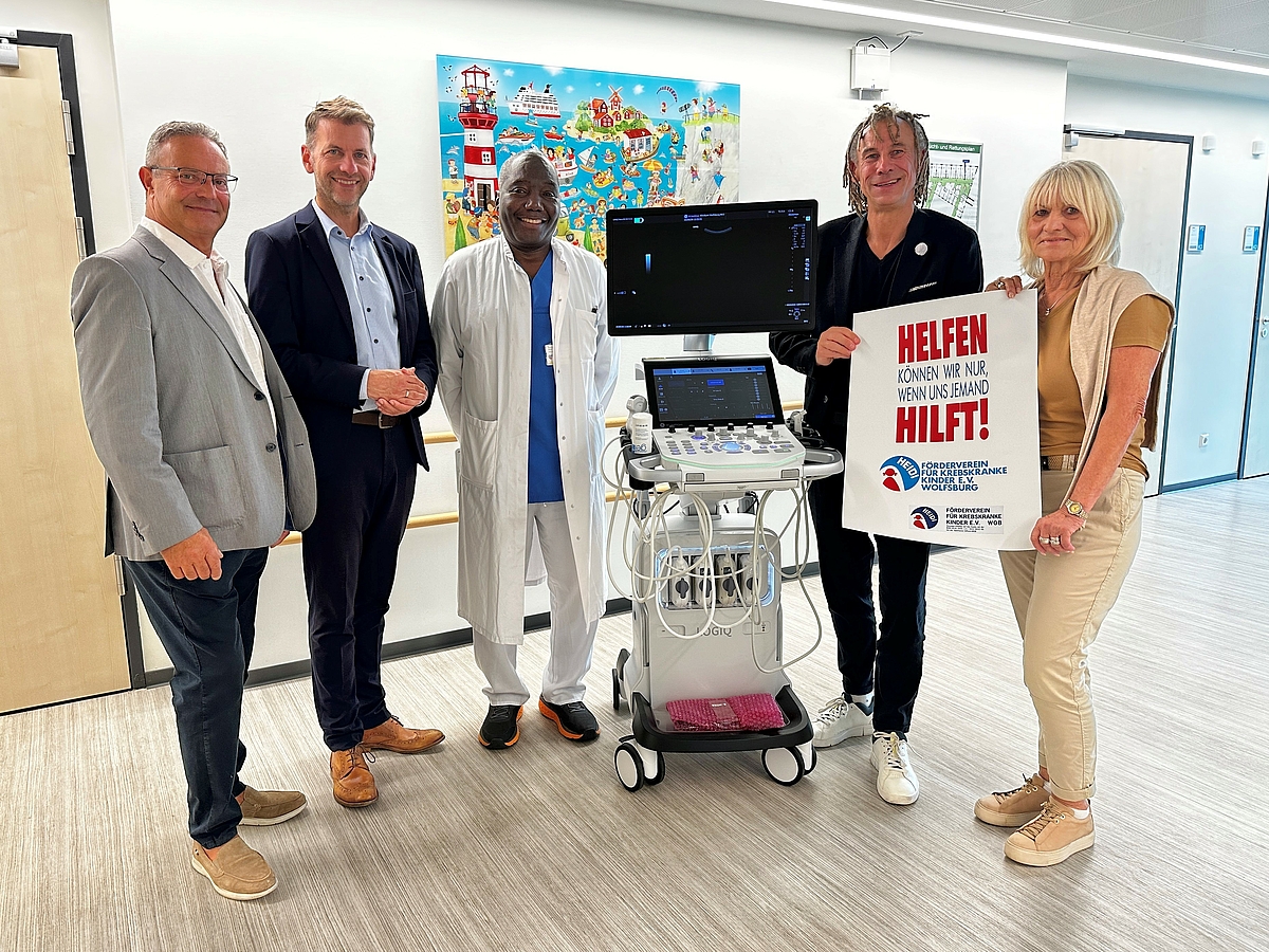 Übergabe des Ultraschallgeräts in der Kinderklinik: Nico Alaimo, Oberbürgermeister Dennis Weilmann, Dr. Sally Mukodzi, Jens-Uwe Kirsch, Edith Horn. Foto: Thorsten Eckert 