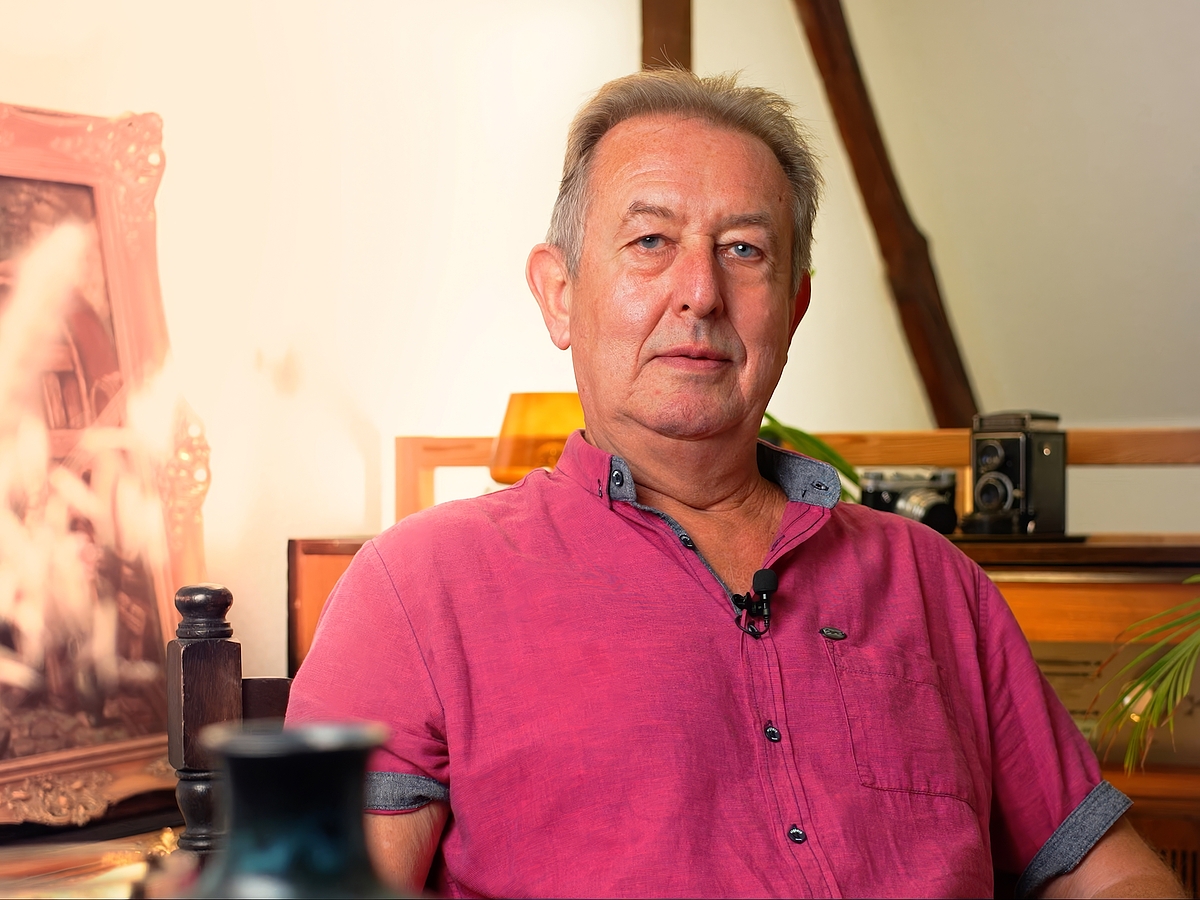 Porträt von Siegfried Wagner in einem pinkfarbenen Hemd.