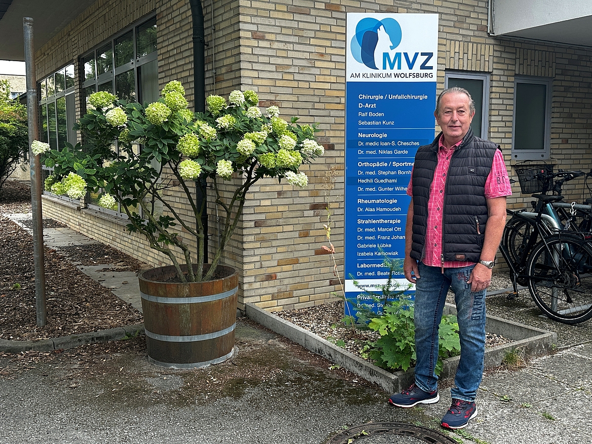 Siegfried Wagner steht vor dem Gebäude des MVZ am Klinikum Wolfsburg.
