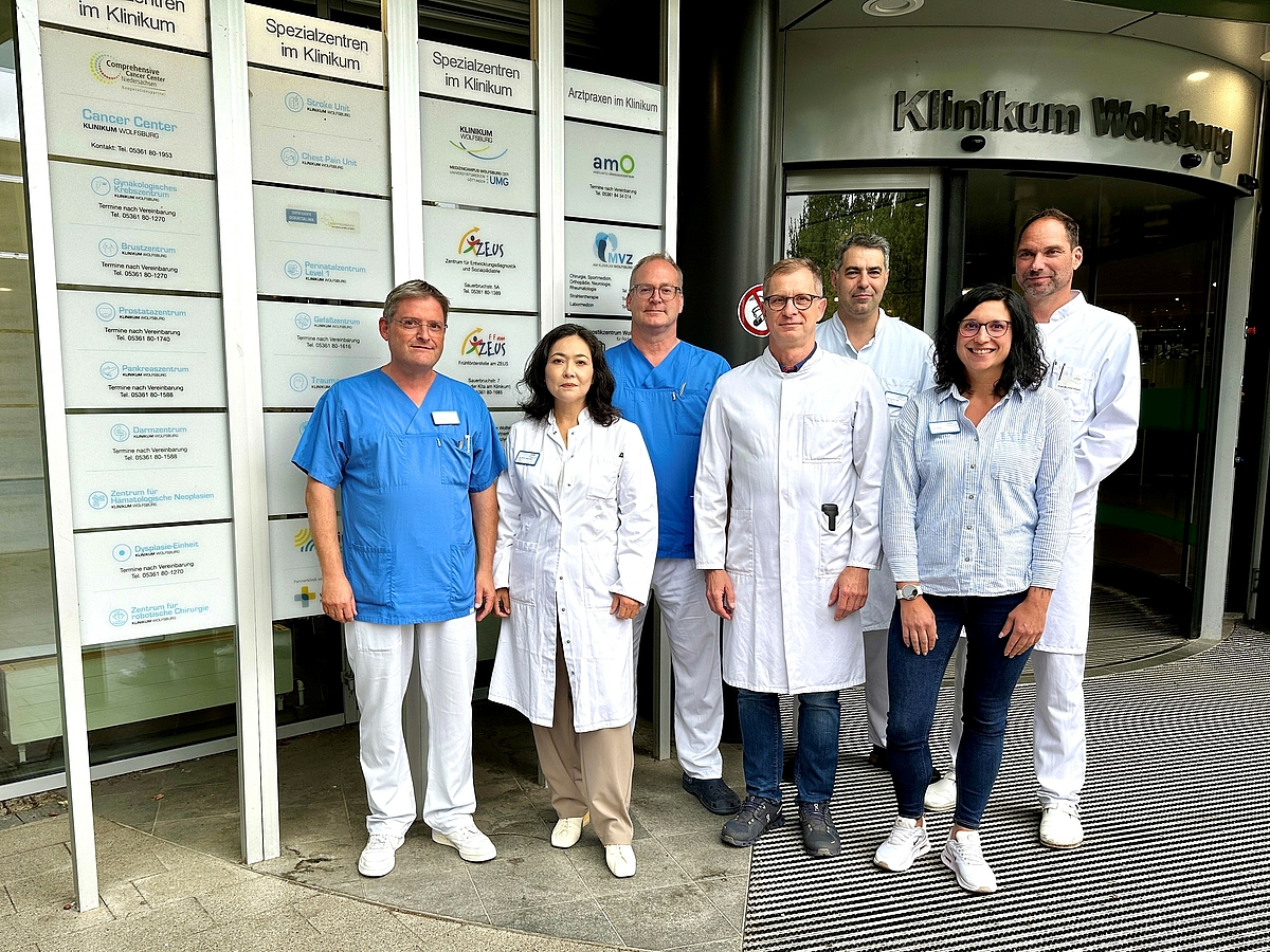 Haben den doppelten Qualitätscheck des gemeinsamen Cancer Centers bestanden (v. li. n. re.): Dr. Marcel Ott, Stellv. Sprecher des Cancer Centers, Priv.-Doz. Dr. Mignon-Denise Keyver-Paik, Leitung Brustzentrum, Dr. Steffen Neumann, Leitung des Zentrums für Hämatologische Neoplasien, Dr. Thomas Jungbluth, Leitung des Viszeralchirurgischen Zentrums (gemeinsam mit Prof. Homann), Prof. Dr. Florian Fuller, Leitung Prostatazentrum,  Sarina Schätz, Qualitätsmanagementbeauftragte, Prof. Dr. Nils Homann, Leitung des Viszeralchirurgischen Zentrums (gemeinsam mit Dr. Jungbluth) und Sprecher des Cancer Centers; Foto: Thorsten Eckert
