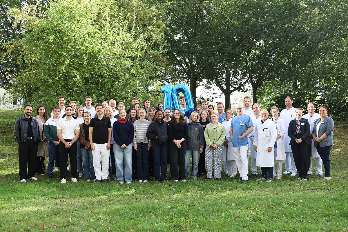 Zum Auftakt des zehnten Untersuchungskurses: Die 30 teilnehmenden Medizinstudierenden aus Göttingen gemeinsam mit dem Team des Medizincampus Wolfsburg.